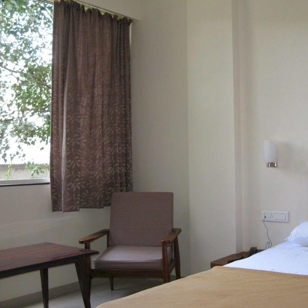 Oyo 1194 Hotel Gulmohr Pune Exterior foto